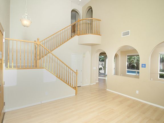 5th image of 548 Tecate Valley St