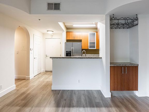 3rd image of 620 S Gramercy Pl APT 204