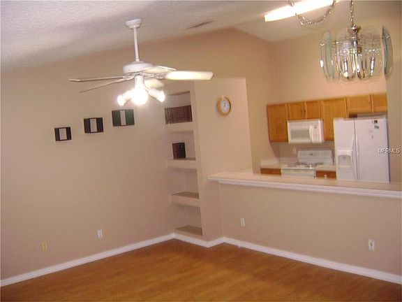 3rd image of 616 Villa Ct