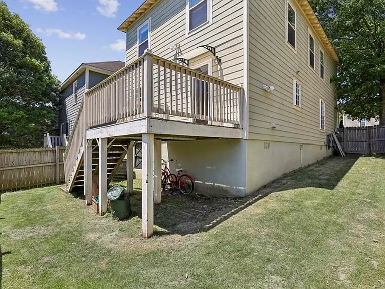 744 Garibaldi St SW — Photo 16