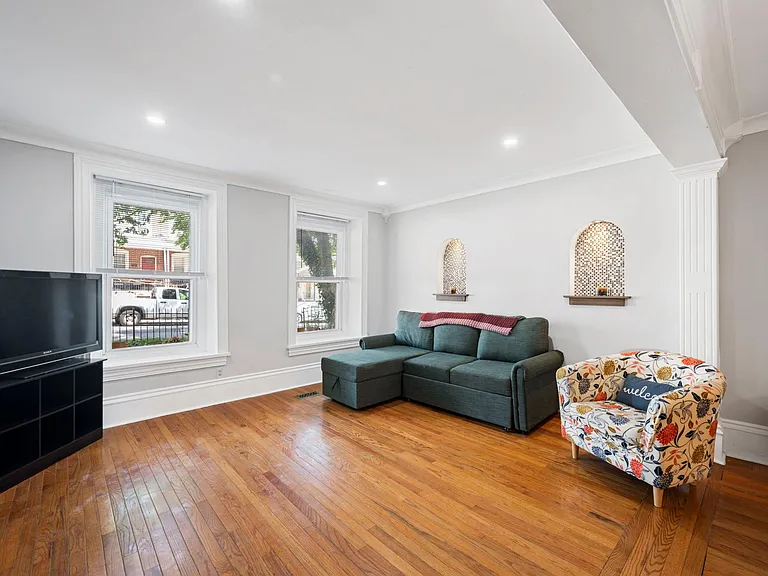 567 Dupont St — Photo 6