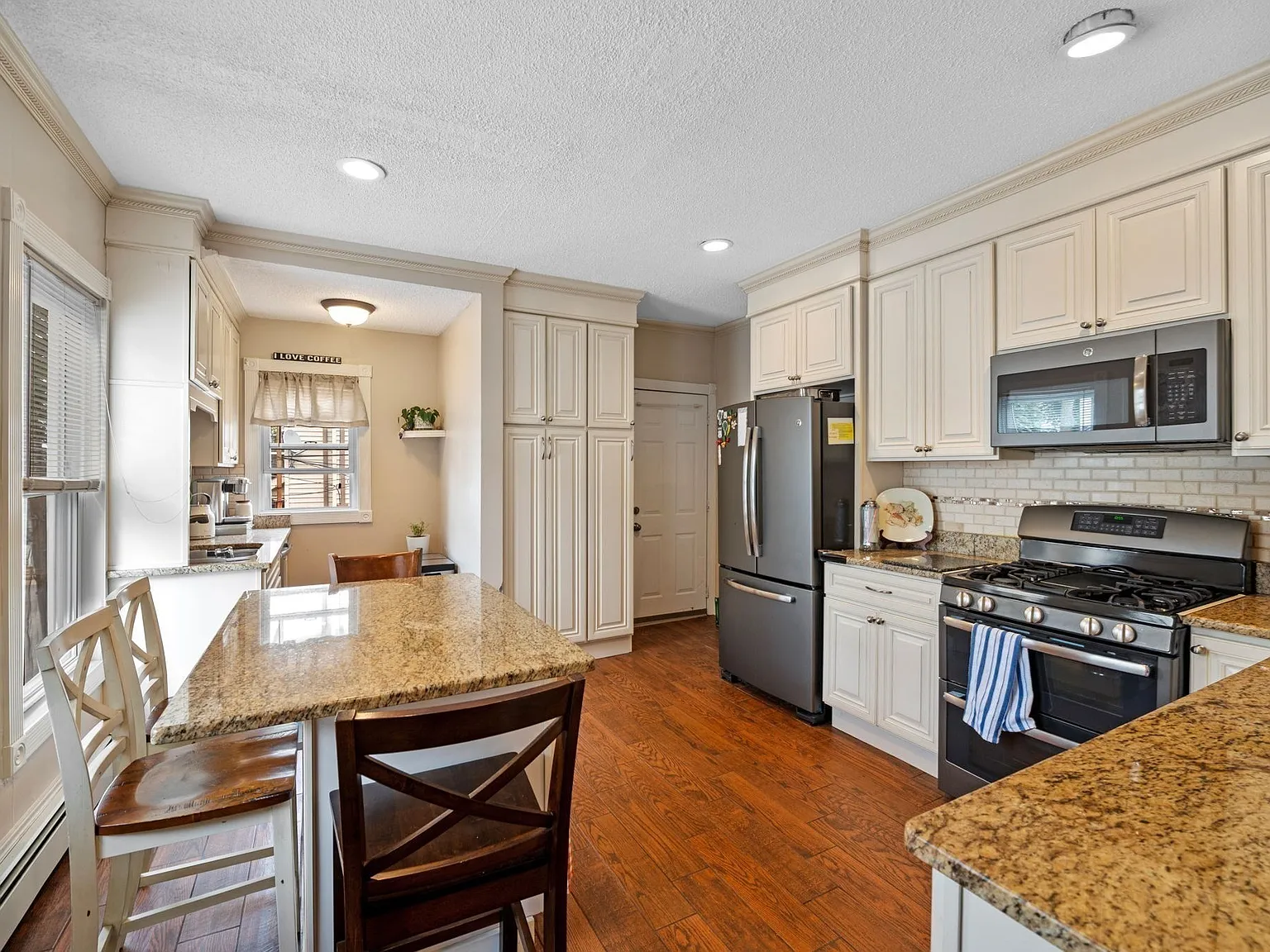 4 bed, 1300 sqft, $4,200 — Photo 2