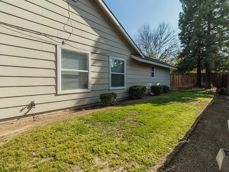 1067 E Portland Ave — Photo 23