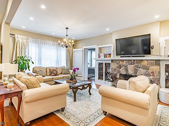 2nd image of 8 Kirkwood Pl Floor 1