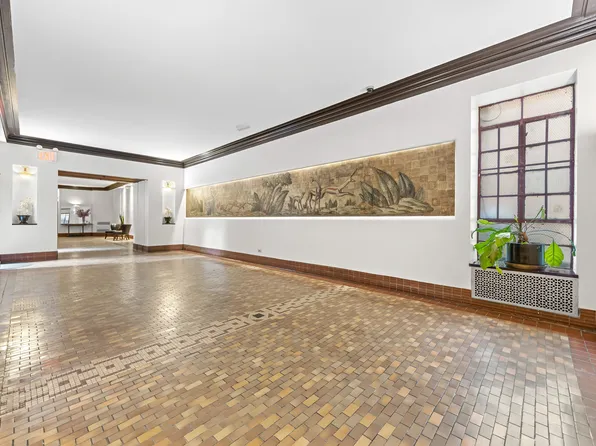 601 Pelham Parkway North image 17 of 22