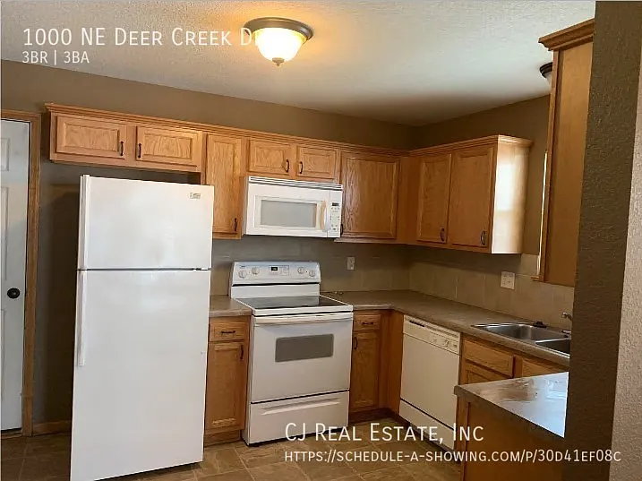 1000 NE Deer Creek Dr — Photo 3