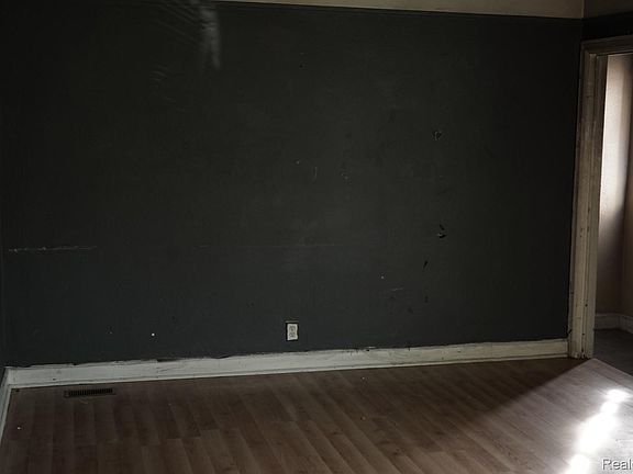 4th image of 15716 Manor St