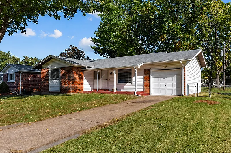 3 bed, 2.0 bath, 1700 sqft, $1,900 — Photo 1