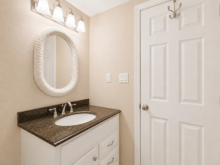 2264 Winkler Ave #202 — Photo 24