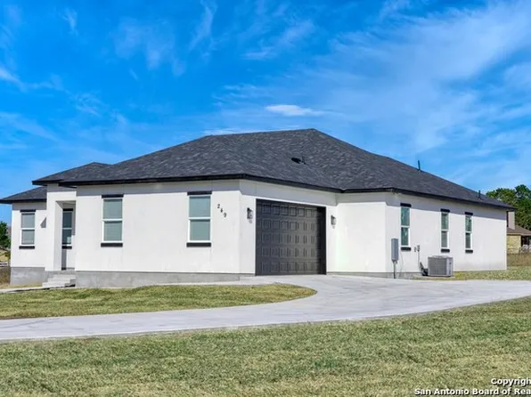 249 CHAMPIONS BLVD, La Vernia, TX 78121