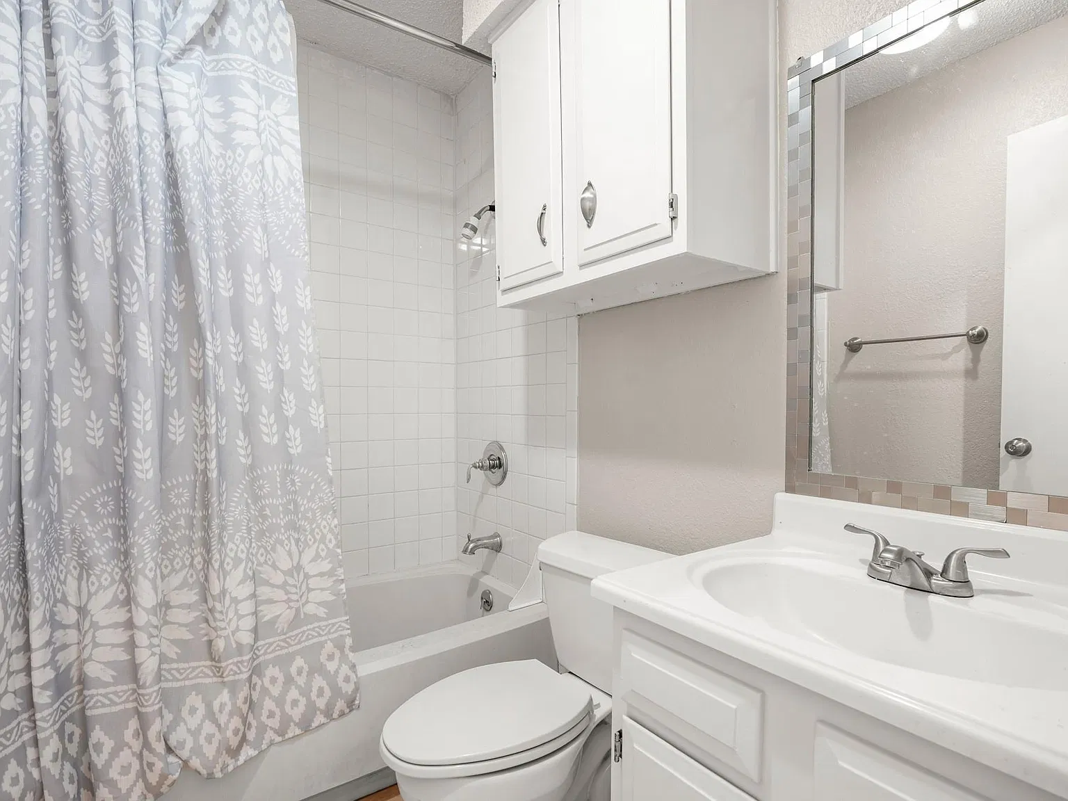 3 bed, 2.0 bath, 1104 sqft, $2,300 — Photo 4