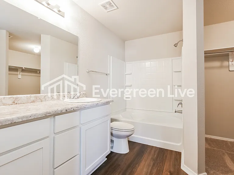 1067 Huntington Dr — Photo 14