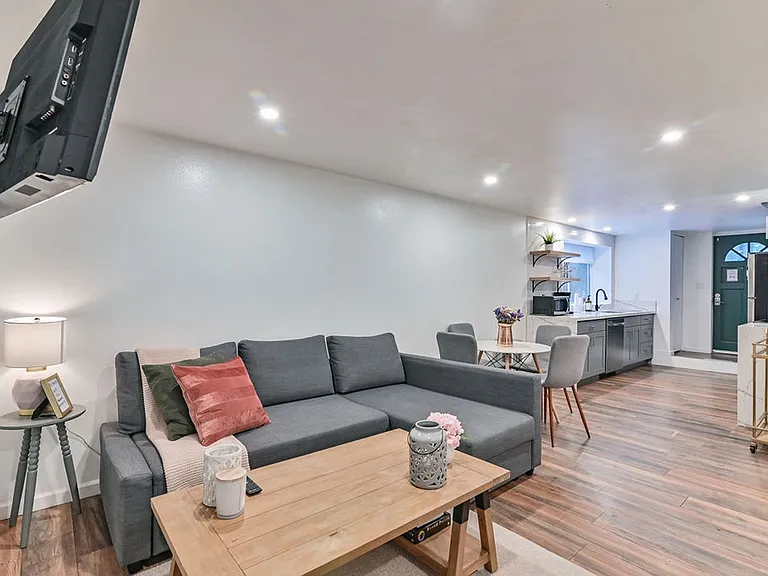 823 Nob Hill Ave N — Photo 8