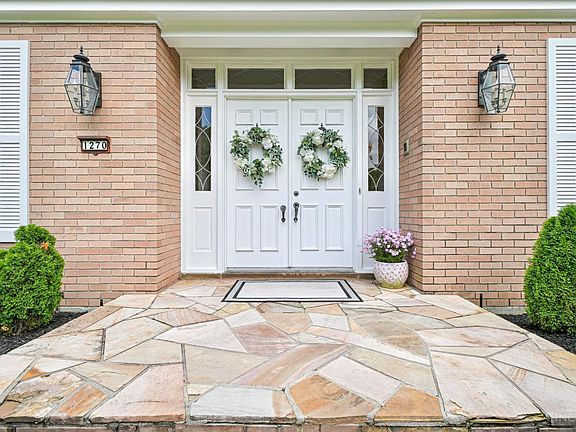 3rd image of 1270 Balmoral Dr