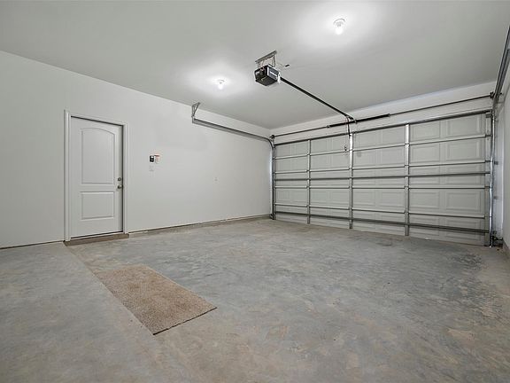 5th image of 1065 Saint Clair St