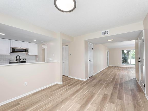 2nd image of 3036 Lake Shore Dr Unit A