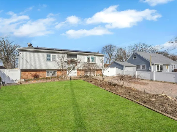 31 32nd Street, Copiague, NY 11726