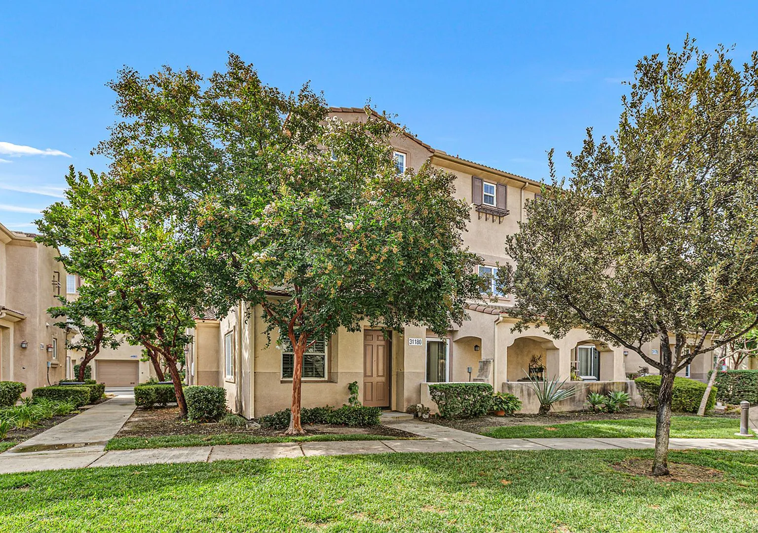 Two Story Townhouse in the gated community of Temecula Lane 3br/2.5ba, 1,586 Sqft, Patio, 2 car a... — Photo 2