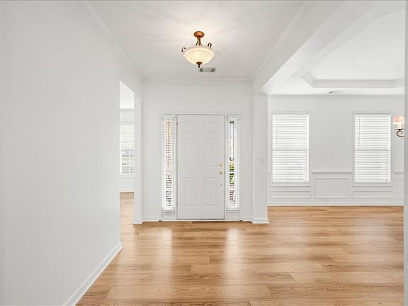 4th image of 311 Meadowcrest Cir
