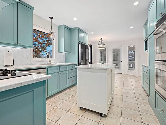 5th image of 20 Heather Cir