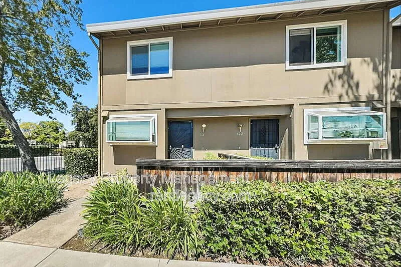 2 bed, 1.5 bath, 944 sqft, $1,695 — Photo 1