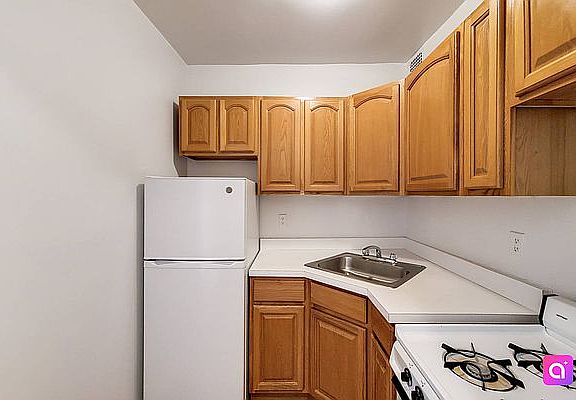 3rd image of 311 E 85th St APT 4D