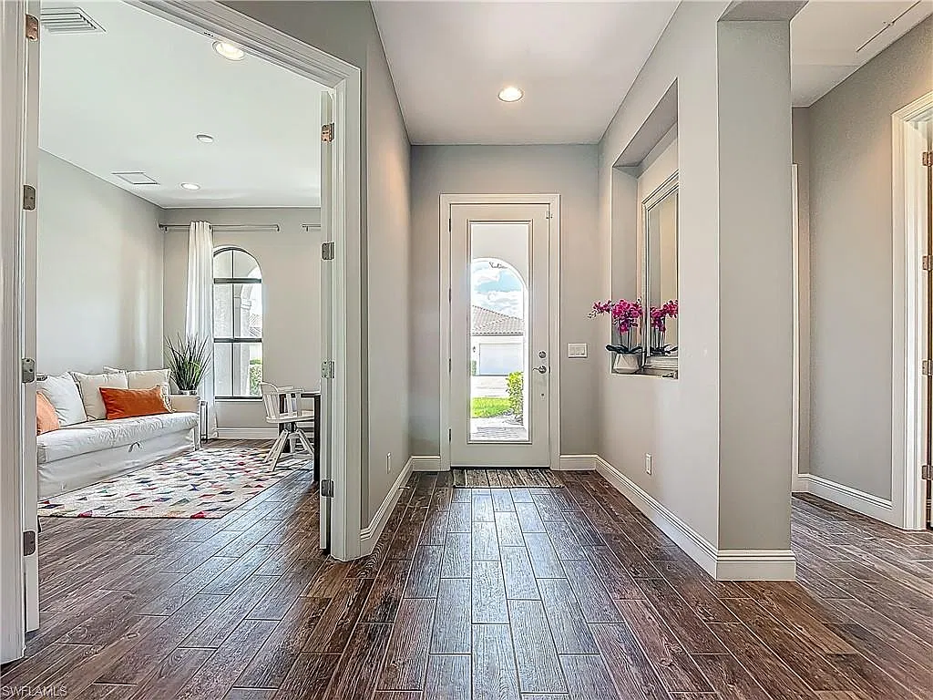 3 bed, 3.0 bath, 2830 sqft, $9,500 — Photo 2