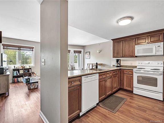 3rd image of 3250 Fairfield Ave APT 223