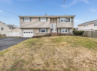 4 Lehigh Ln, Middlesex, NJ 08846