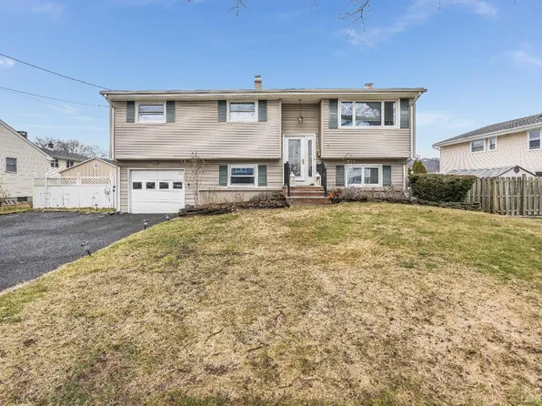 4 Lehigh Ln, Middlesex, NJ 08846