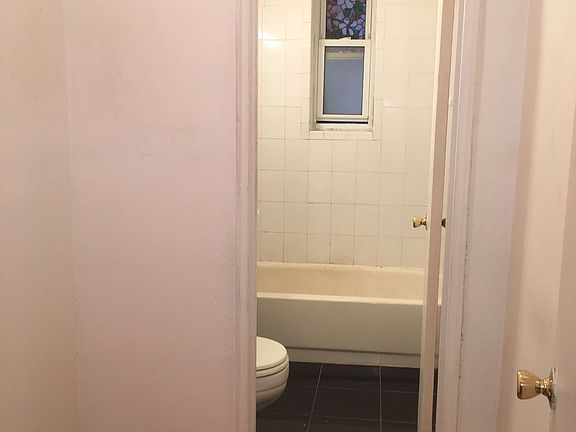 2nd image of 16107 Sanford Ave Fl 2
