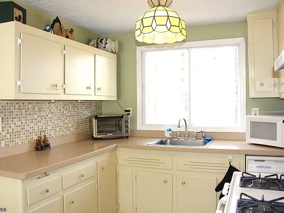 4th image of 3 Pochuck Dr