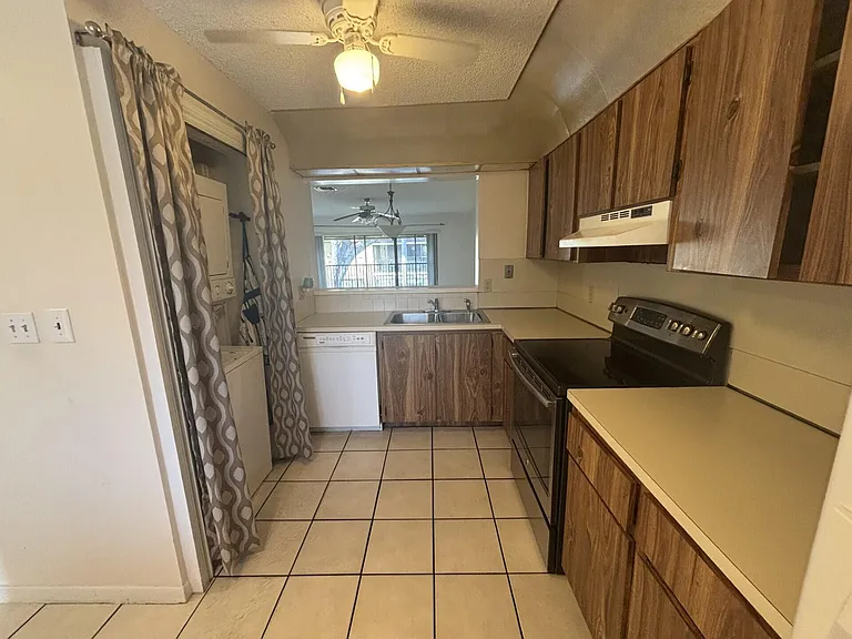 110 SE 7th St #5 — Photo 7