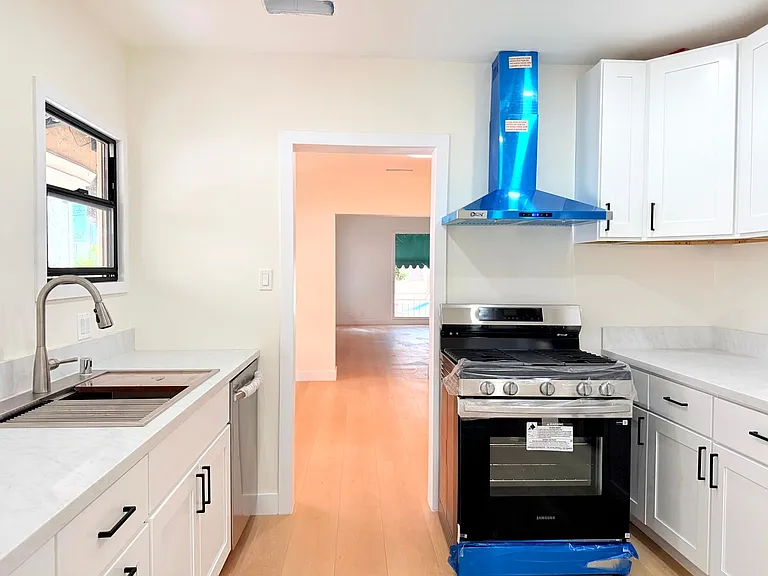 6130 Whitsett Avenue — Photo 13