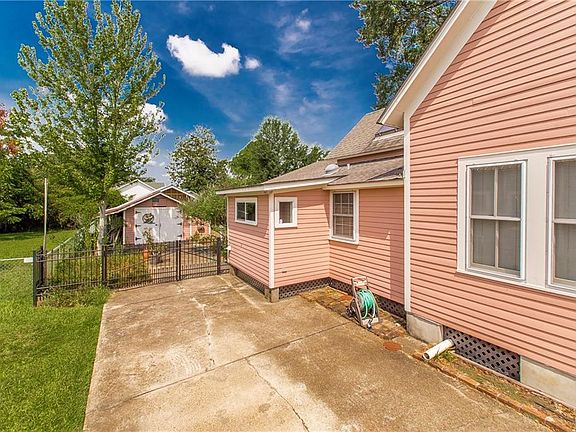 5th image of 607 N Magnolia St