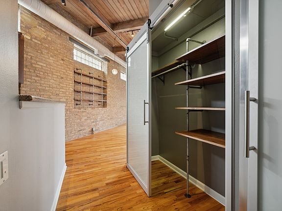 5th image of 225 W Huron St APT 605