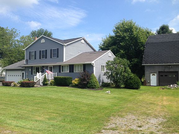 Side yard w/ barn, driveway