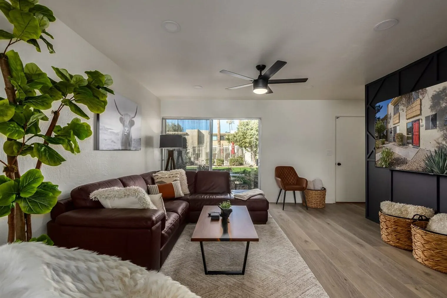 2 bed, 1.0 bath, 947 sqft, $2,258 — Photo 1