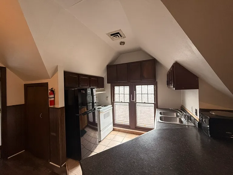 720 S Park St #4 — Photo 6