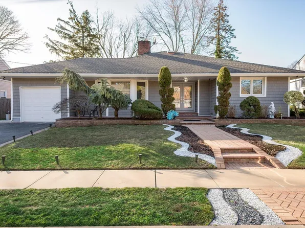 17 Willowbrook Lane, Freeport, NY 11520