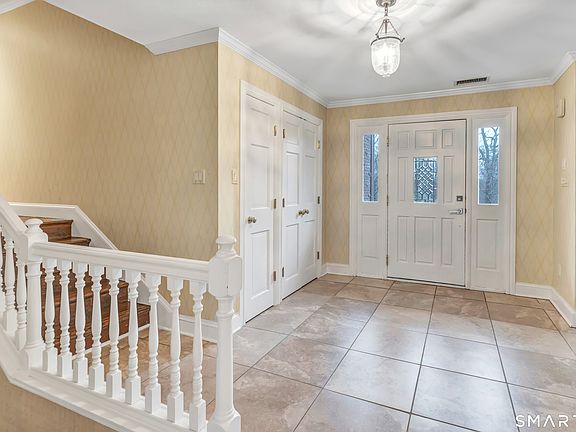 3rd image of 10 White Oak Farm Road