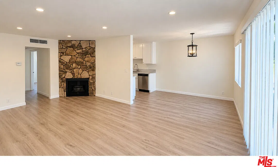 2 bed, 2.0 bath, 920 sqft, $2,500 — Photo 2