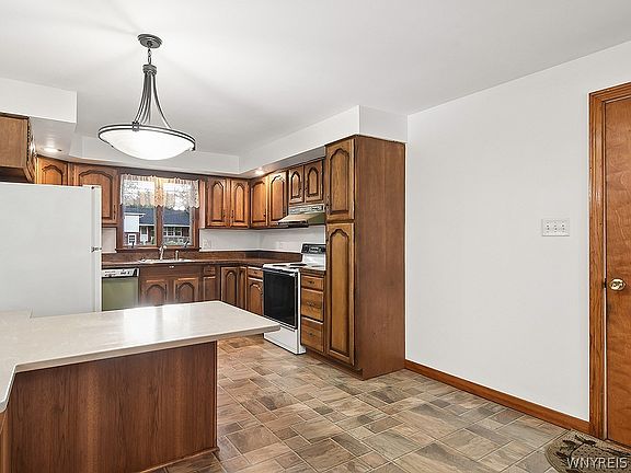 5th image of 193 Aurora St