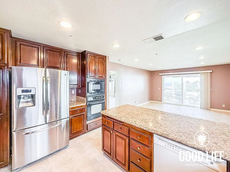 3 bed, 2.5 bath, 1672 sqft, $6,500 — Photo 4