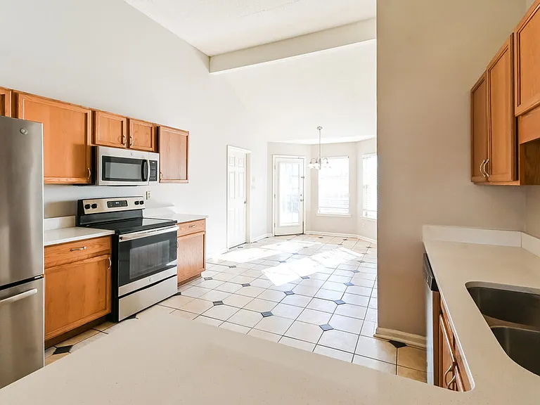 6392 Manchester Dr — Photo 6