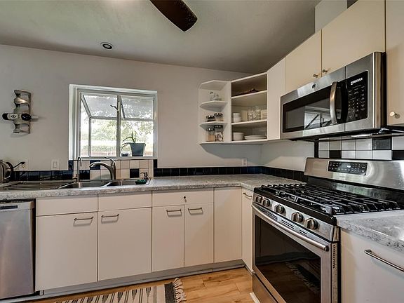 4th image of 520 La Salle Dr