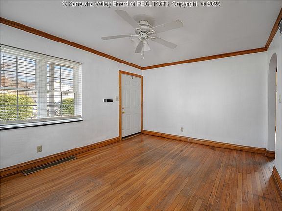 3rd image of 2323 Grant Ave