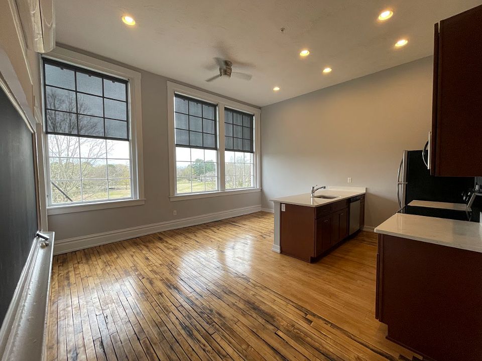 1st image of 2415 Ballentine Blvd #206