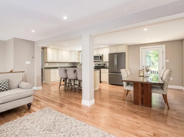 8 Westwood Circle, Dover, NH 03820