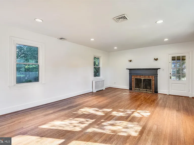 400 Meadow Ln — Photo 2